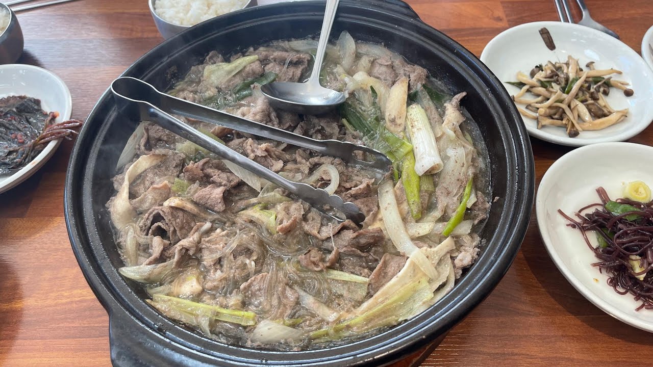 LUNCH IN KOREA: TRYING BULGOGI, BANCHANS AND SSEOL YEOT FOR THE FIRST TIME IN GYEONGJU 