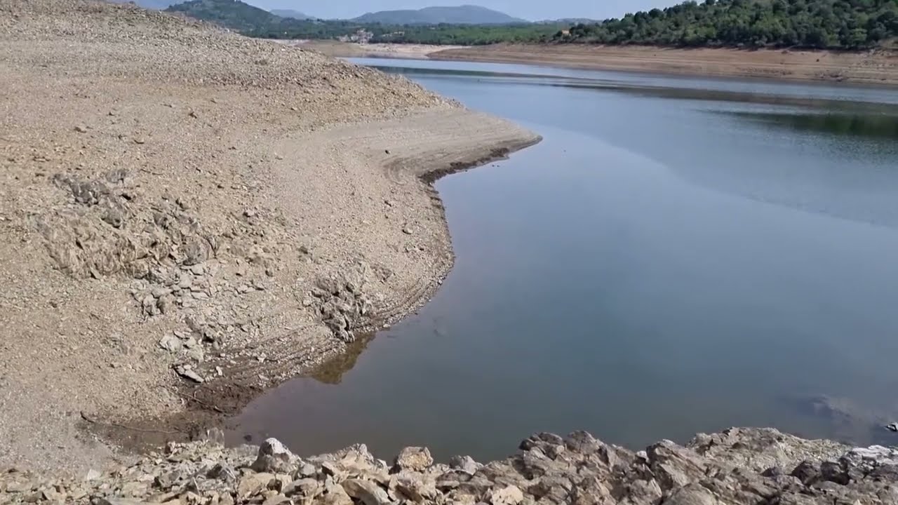 La siccità riduce il lago di Flumendosa ai minimi storici: emergenza idrica in Sardegna
