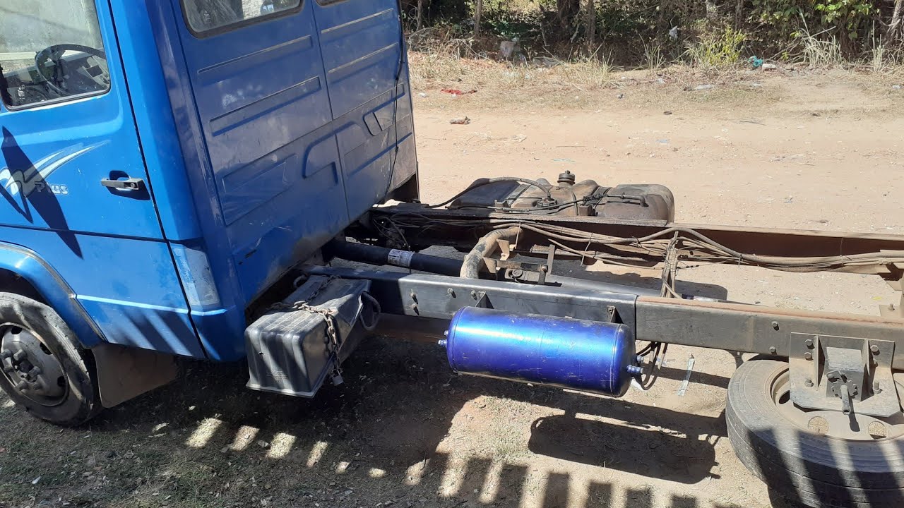 finalizando serviço solda do chassi da 710