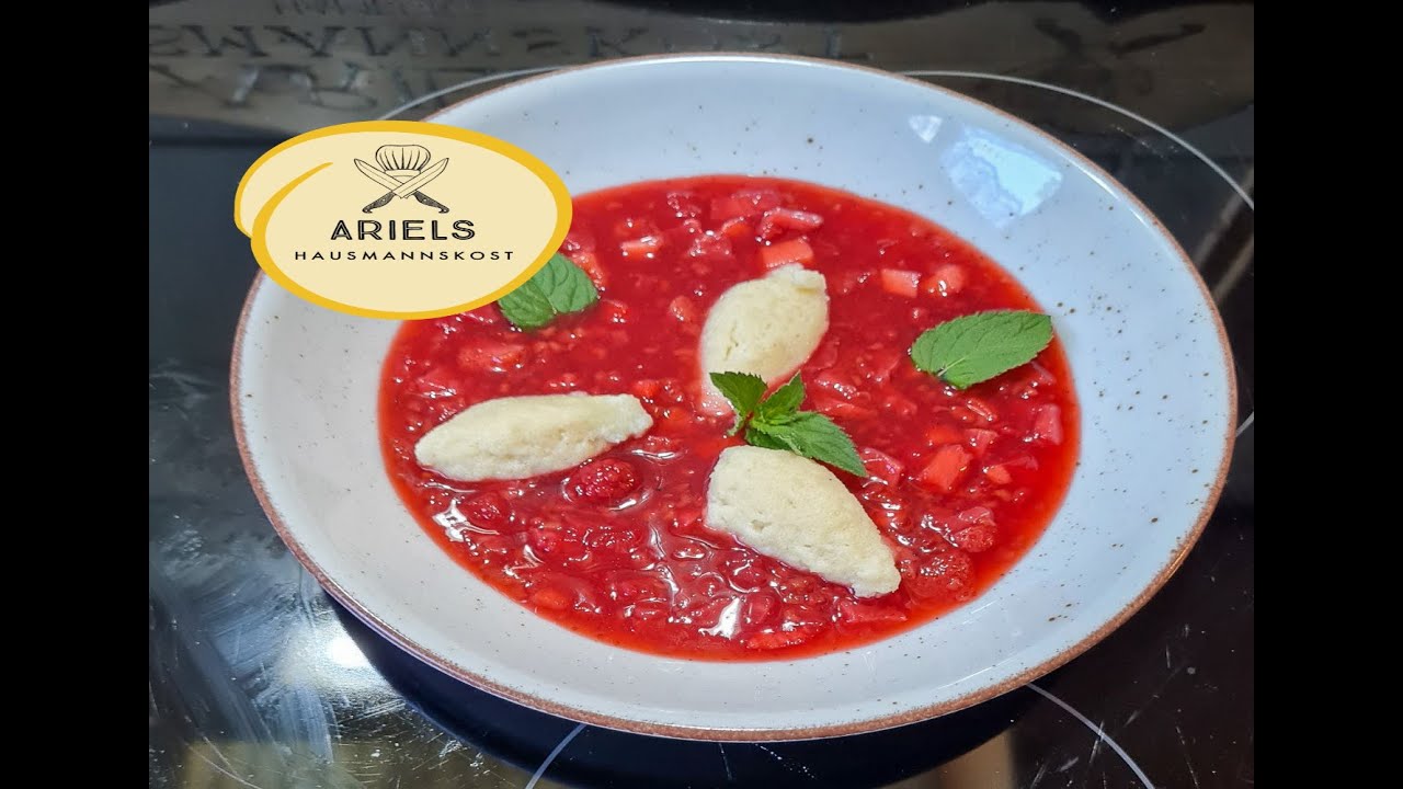 Kaltschale oder kalte Fruchtsuppe mit Grie&szlig;kl&ouml;&szlig;e, Hausmannskost,