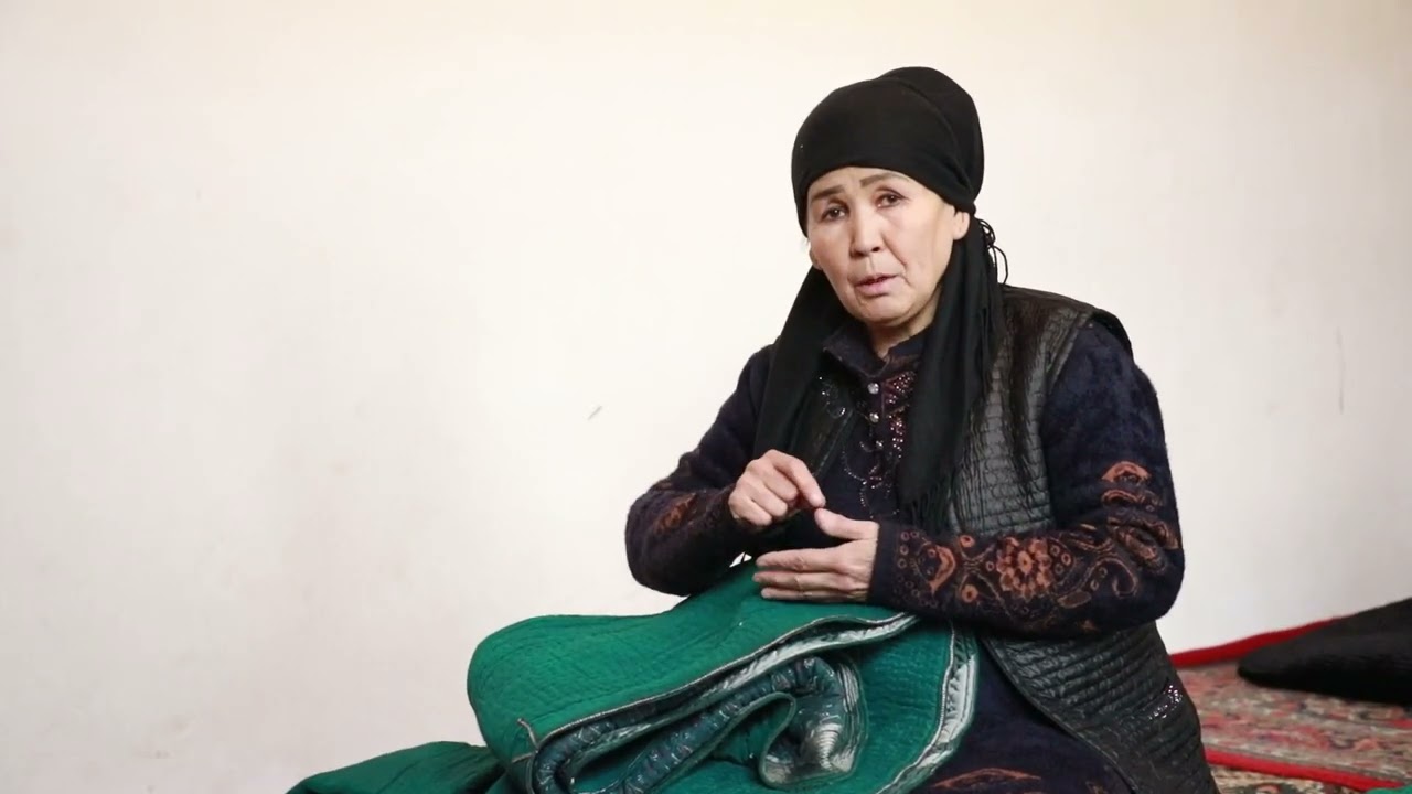 Soyyoni MFYda yashovchi Havoxon Budanova 30 yildan buyon toʻn tikish bilan shugʻullanadi