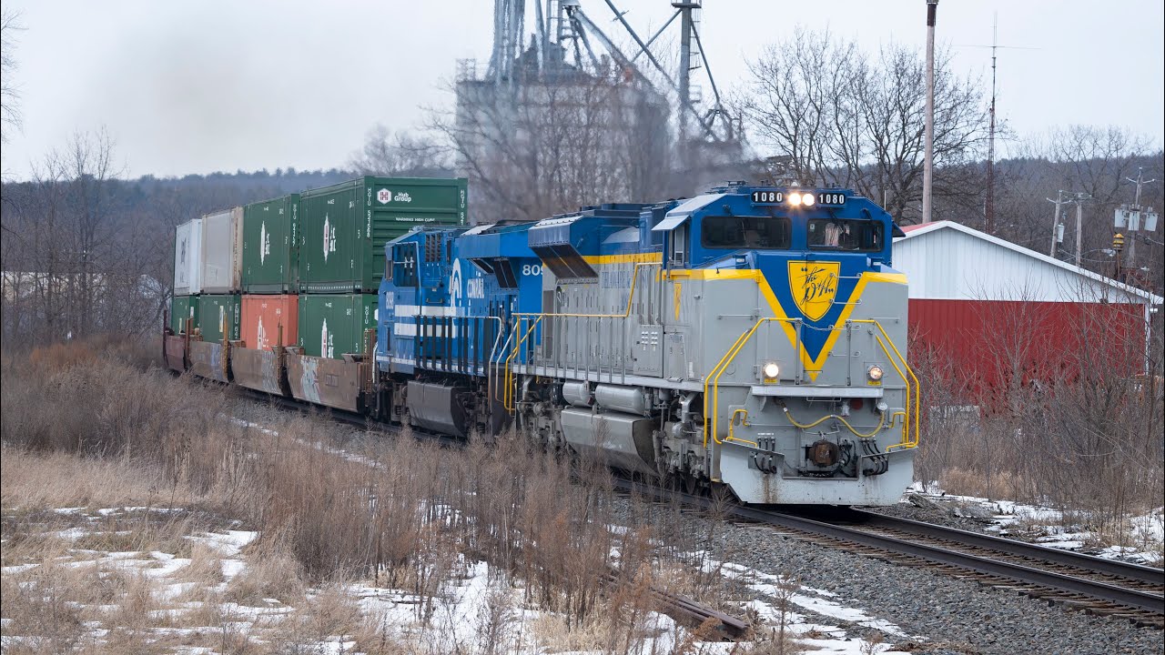 Delaware & Hudson and Conrail Units Lead Z619 / 265