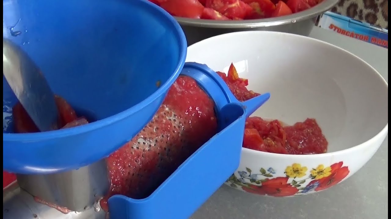 Suc de roșii făcut cu storcător manual românesc