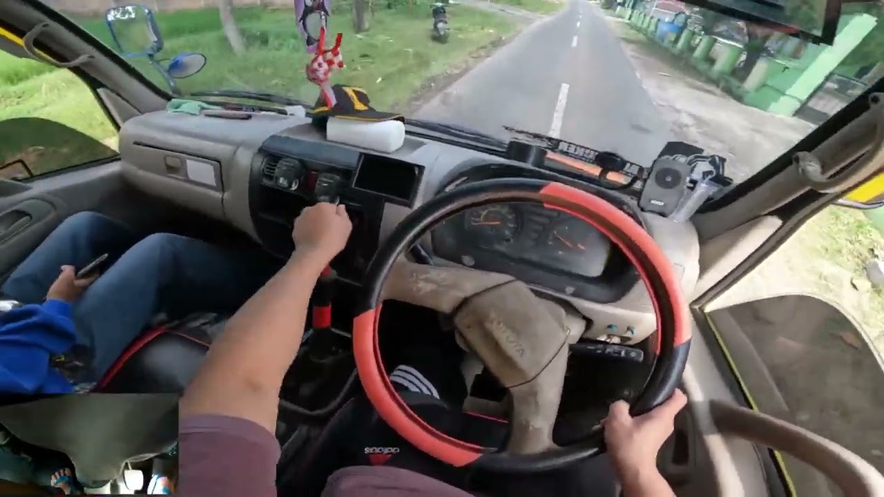 POV Drive Truck Toyota Dyna Pengangkut Alat Berat (Bak nya lebih Luas Daripada Kepalanya)