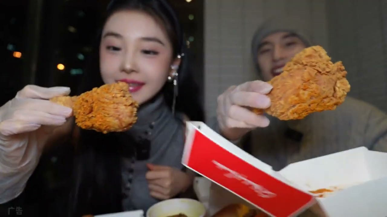 小情侣爽吃肯德基新品 #美食vlog #朱匀天  #肯德基 #肯德基大拌小龙虾宴 #香辣拌小龙虾嫩牛五方