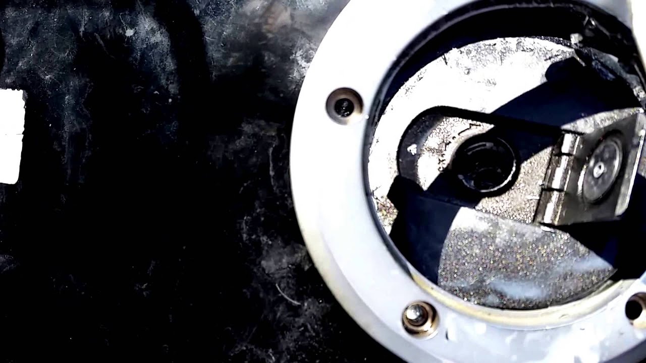 Крышка бензобака застряла на бензобаке мотоцикла Kawasaki. Не открывается.