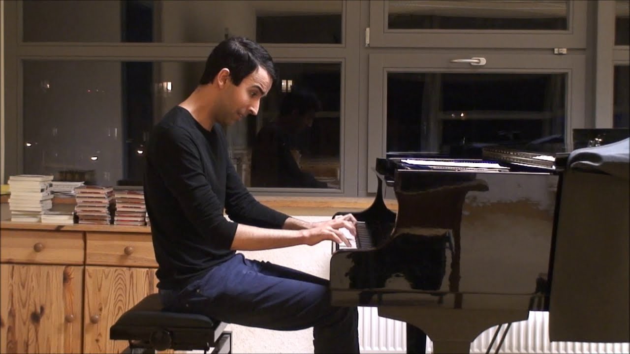 Practicing Mozart's Sonata KV 310 in A minor / Rafael G&oacute;mez-Ruiz