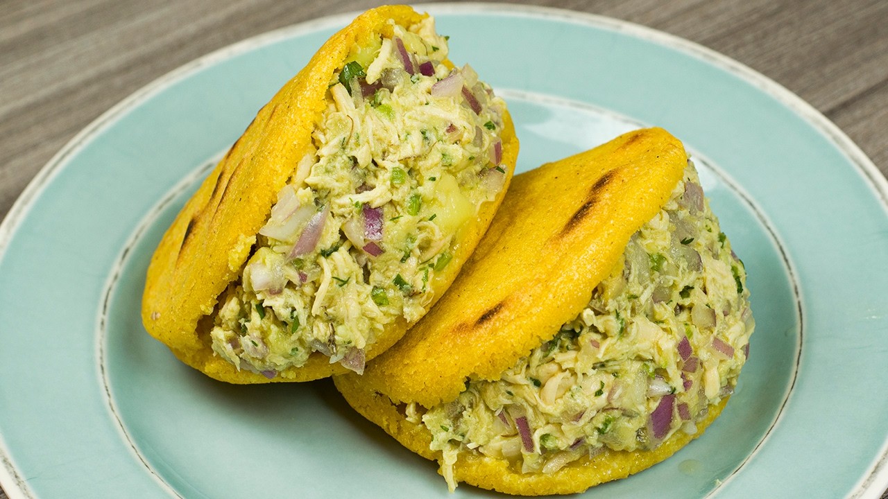Como hacer arepas rellenas de pollo y aguacate! 🥑