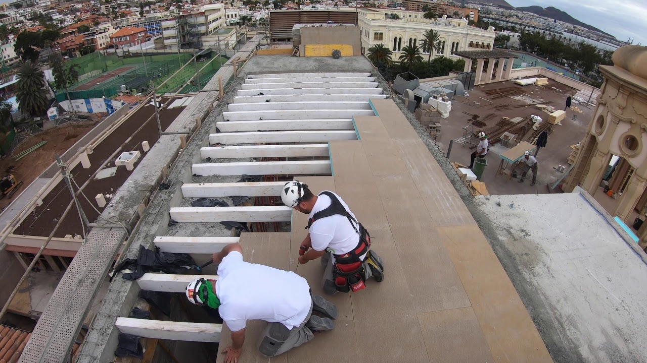 Cubierta plana, panel sadwich y viga laminada