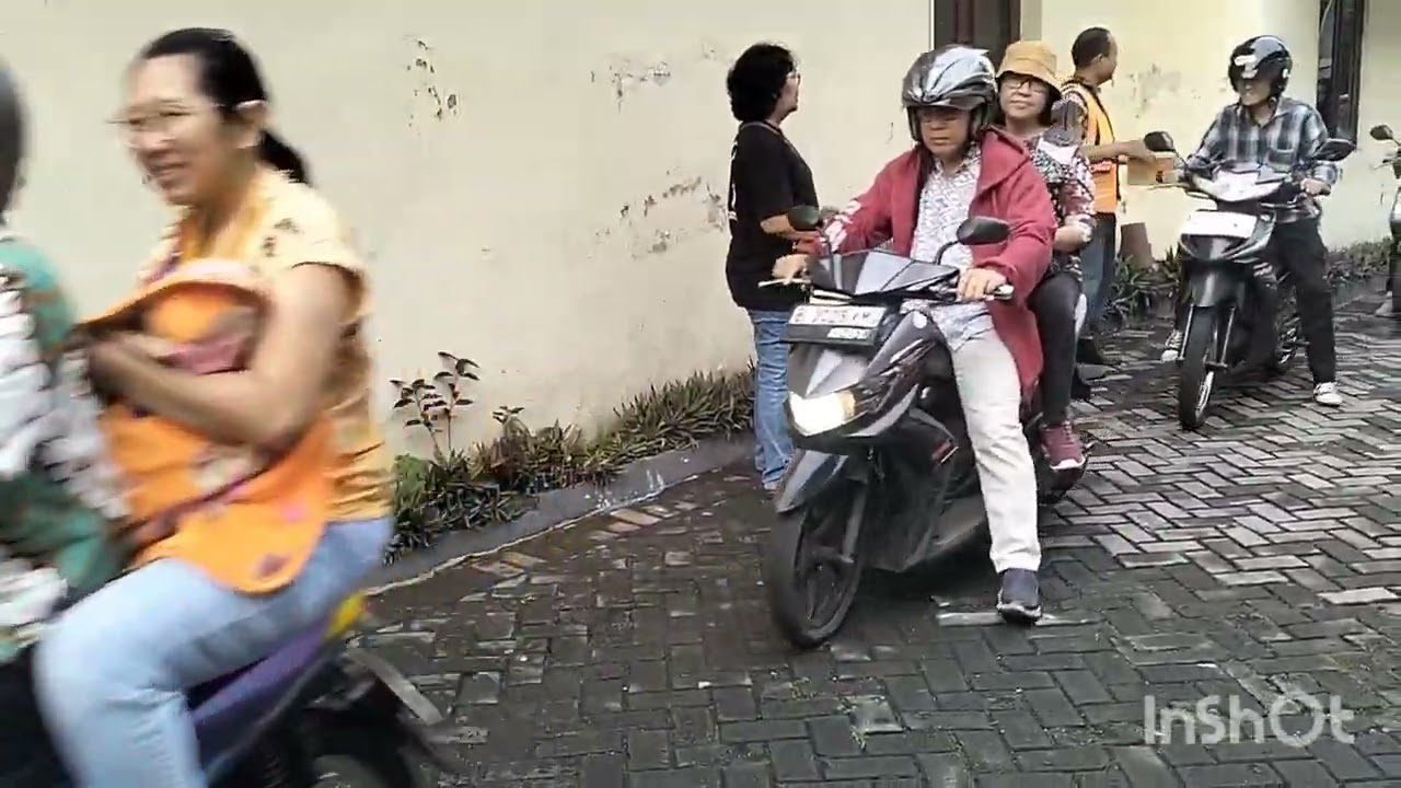 Tugas parkir Lingkungan Don Bosco Jogokariyan di Paroki HKTY Pugeran Yogyakarta.