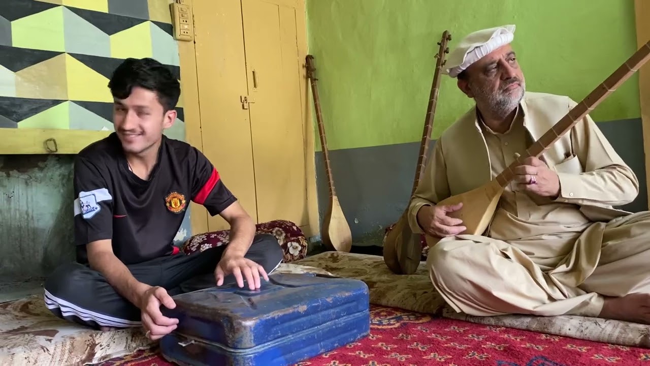 Chitrali sitar saz Ustad Aftab Alam