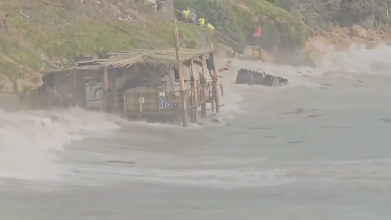 El Huracán Erin se deja notar en España: Destrozos en la Playa de Los Caños de Meca, Cádiz.