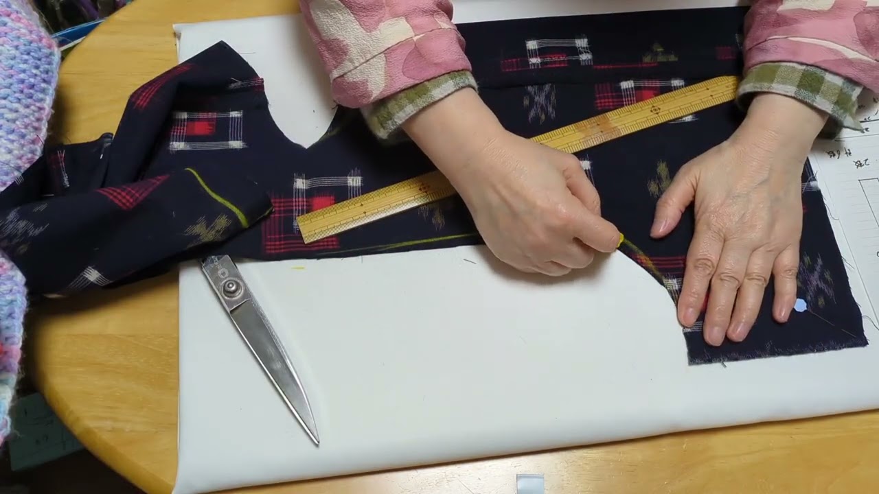 ウール羽織りリメイク!エプロンドレスです😊ウエスト端ミシンからトルソーに掛けた動画が欠落して、自ら試着しました😭😭