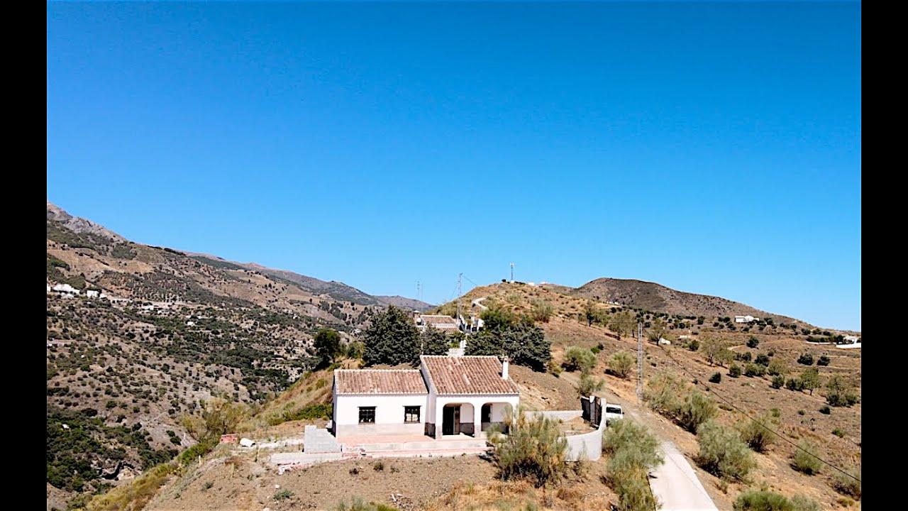 AbraCasaBra Real Estate presents: Villa Fernando in Canillas de Aceituno, Malaga