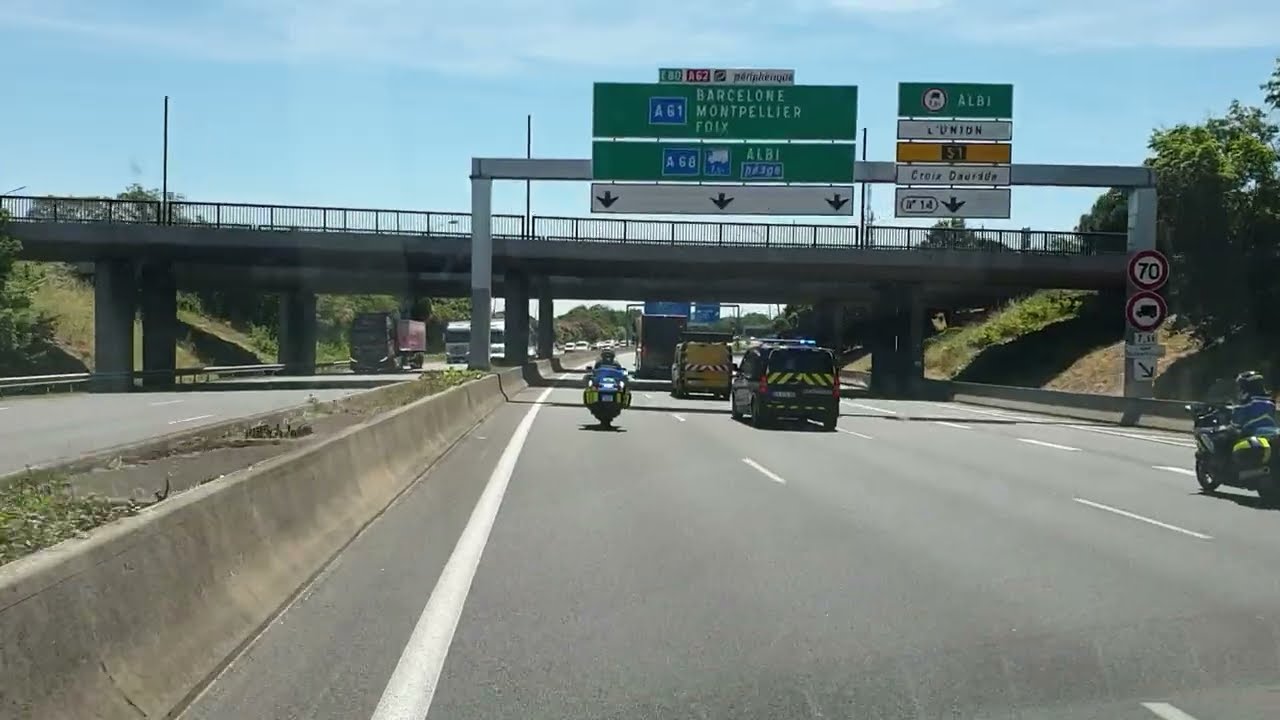 Traverser un convoi spécial gendarmes et blindé en ambulance.