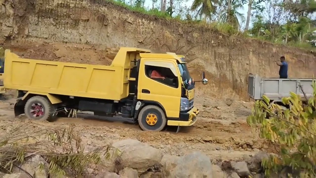 Skill operator dalam proses muat tanah ke dump truck