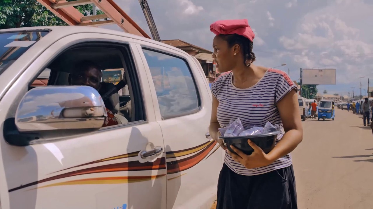 LA FILLE PAUVRE QUI VENDAIT DANS LA RUE TROUVE L’AMOUR AVEC LE CHAUFFEUR AFFAMÉ — FILM NIGÉRIAN