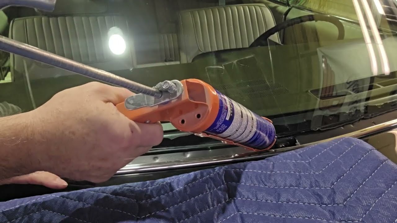 Сборка стекла, отделки и дворников завершена на Buick Centurion 72 года выпуска.
