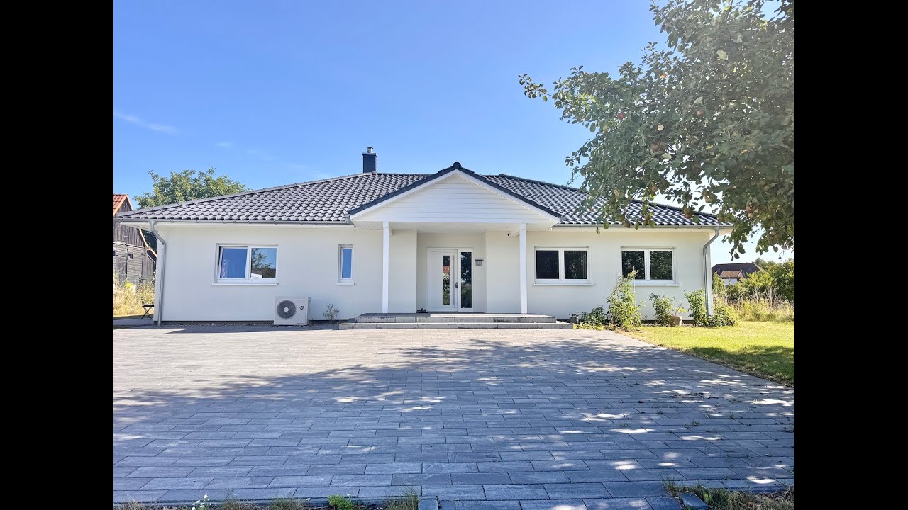 HORN IMMOBILIEN ++ Winkelbungalow 5 km bis Neubrandenburg, Baujahr 2022, Doppelgarage + Carport