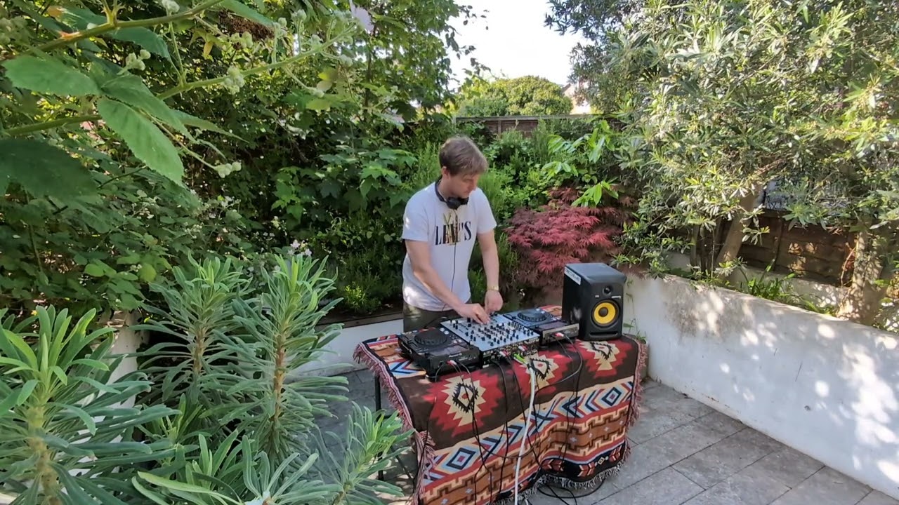 Allow The Groove 001 - Deep, minimal, tech House mix on a sunny afternoon in London with Rob & Salim