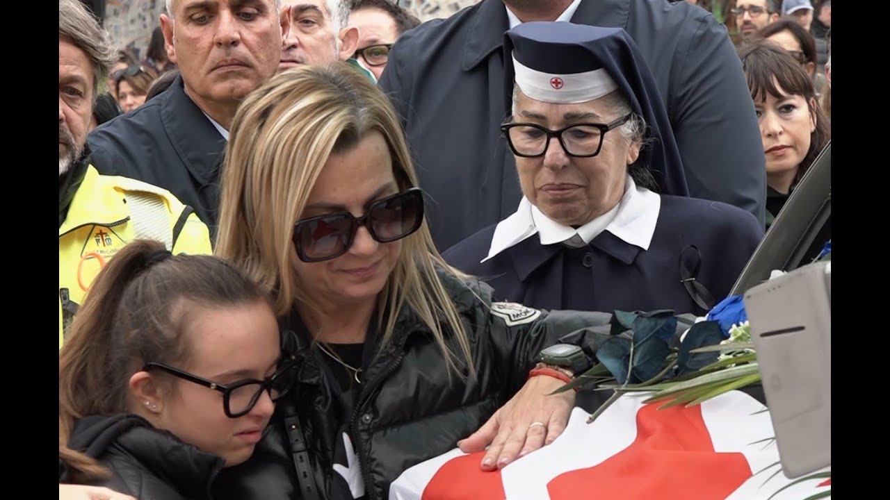 I funerali di Andrea Paci: alla Cittadella del Carnevale musica e lacrime per il dj