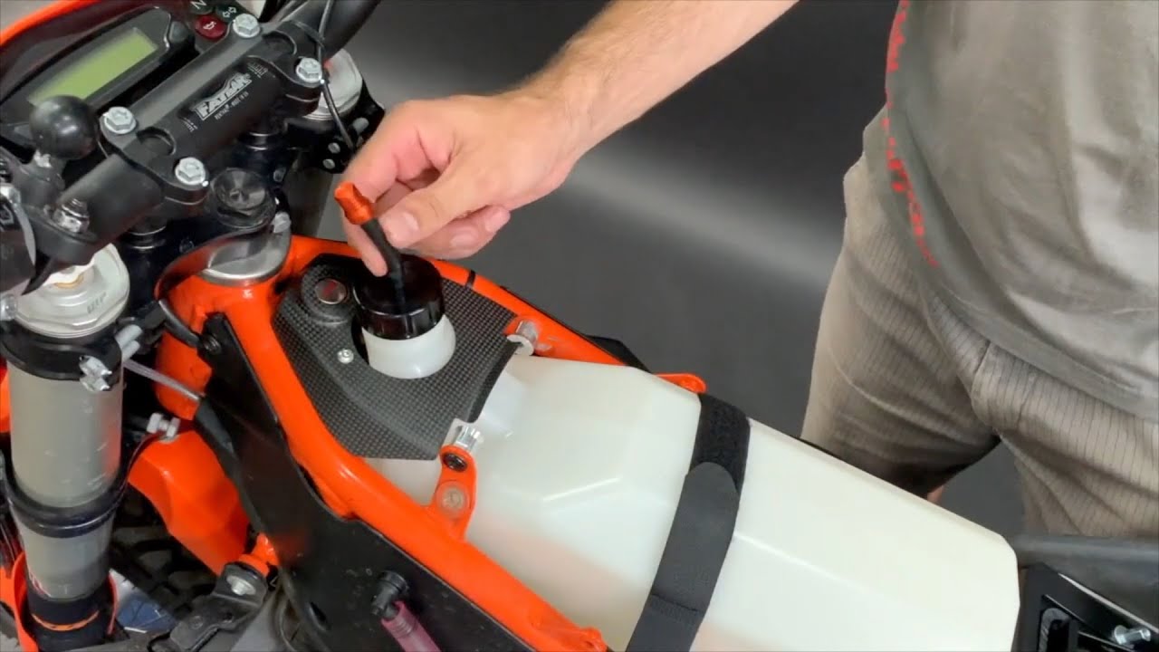 KTM 690 2019 23 tank installation by RADE/GARAGE