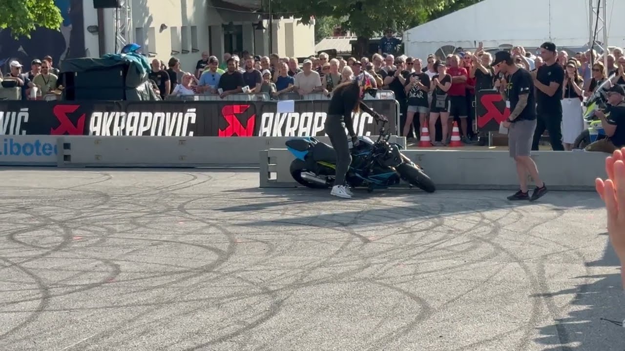 Umfaller bei Stuntshow! – Sarah Lezito überrascht auf den BMW Motorrad Days 2025