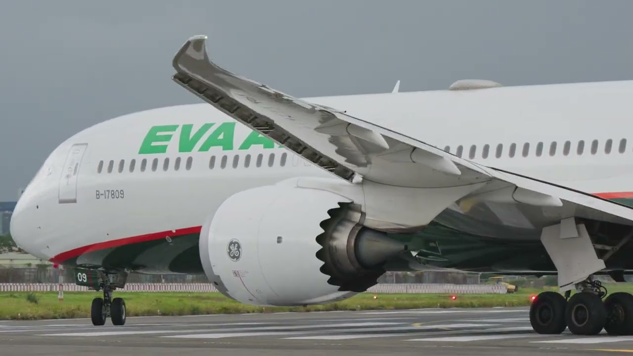 20260217 松山機場 長榮航空EVA Air 787-10 機長對我們揮手