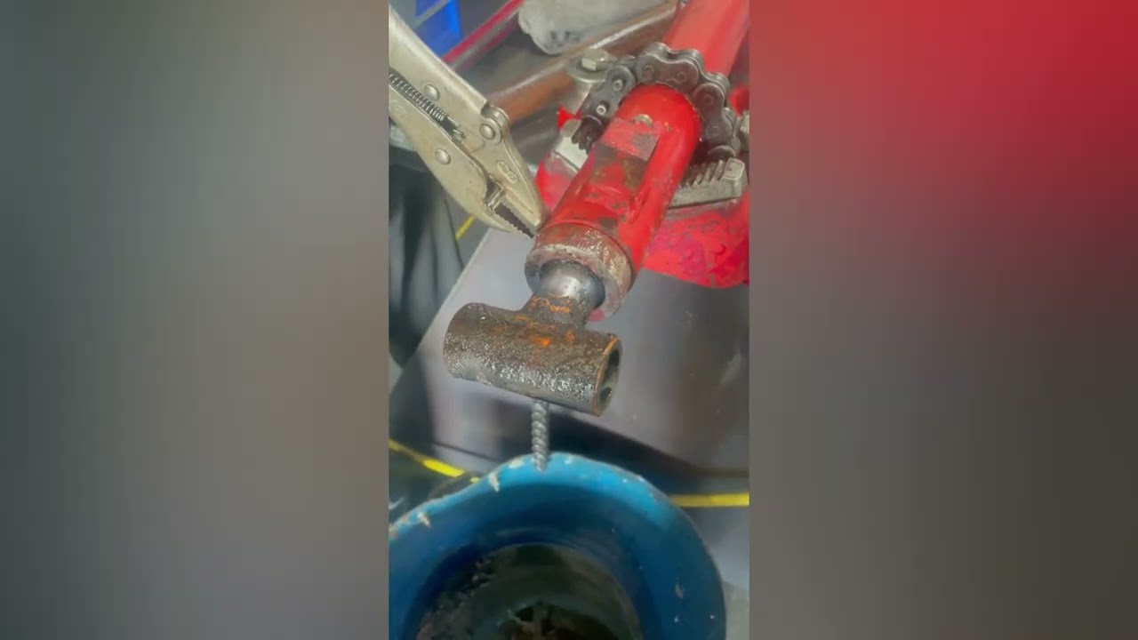 Disassembling A Hydraulic Cylinder With A Wind-In Lockwire