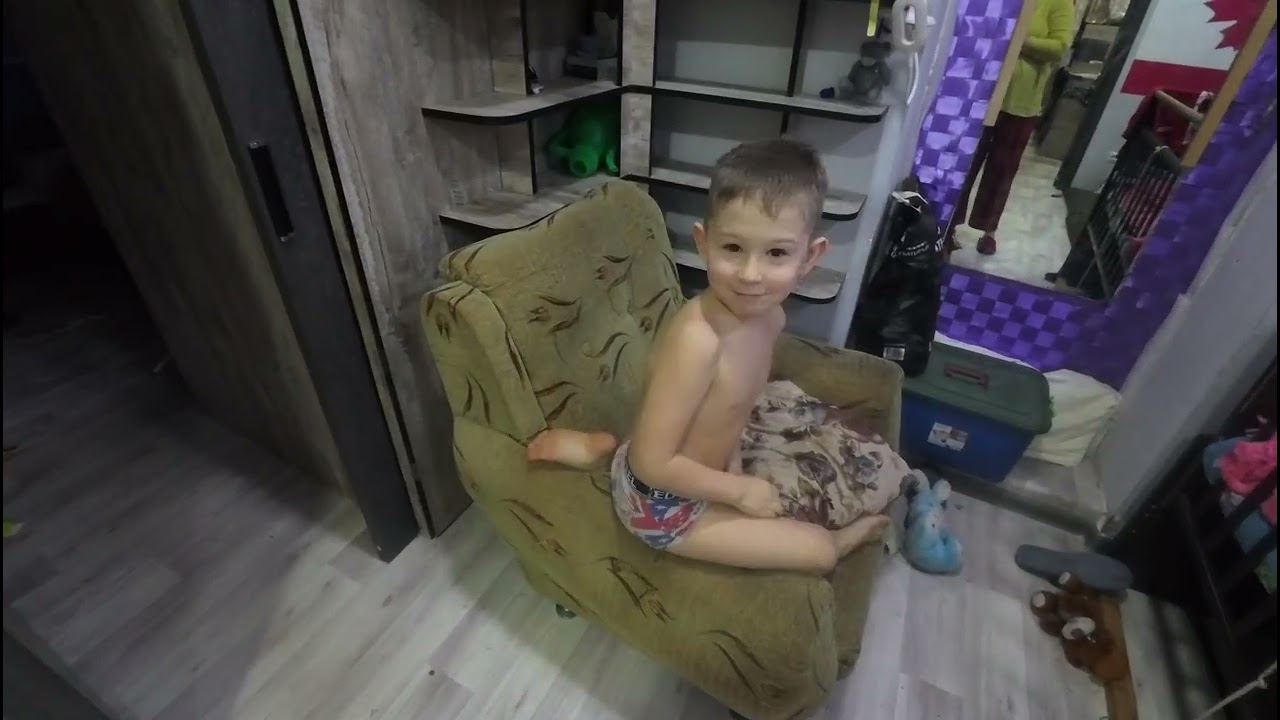 Марк Эммануэль играет с прищепками #маркэммануэль #топ #boytoy