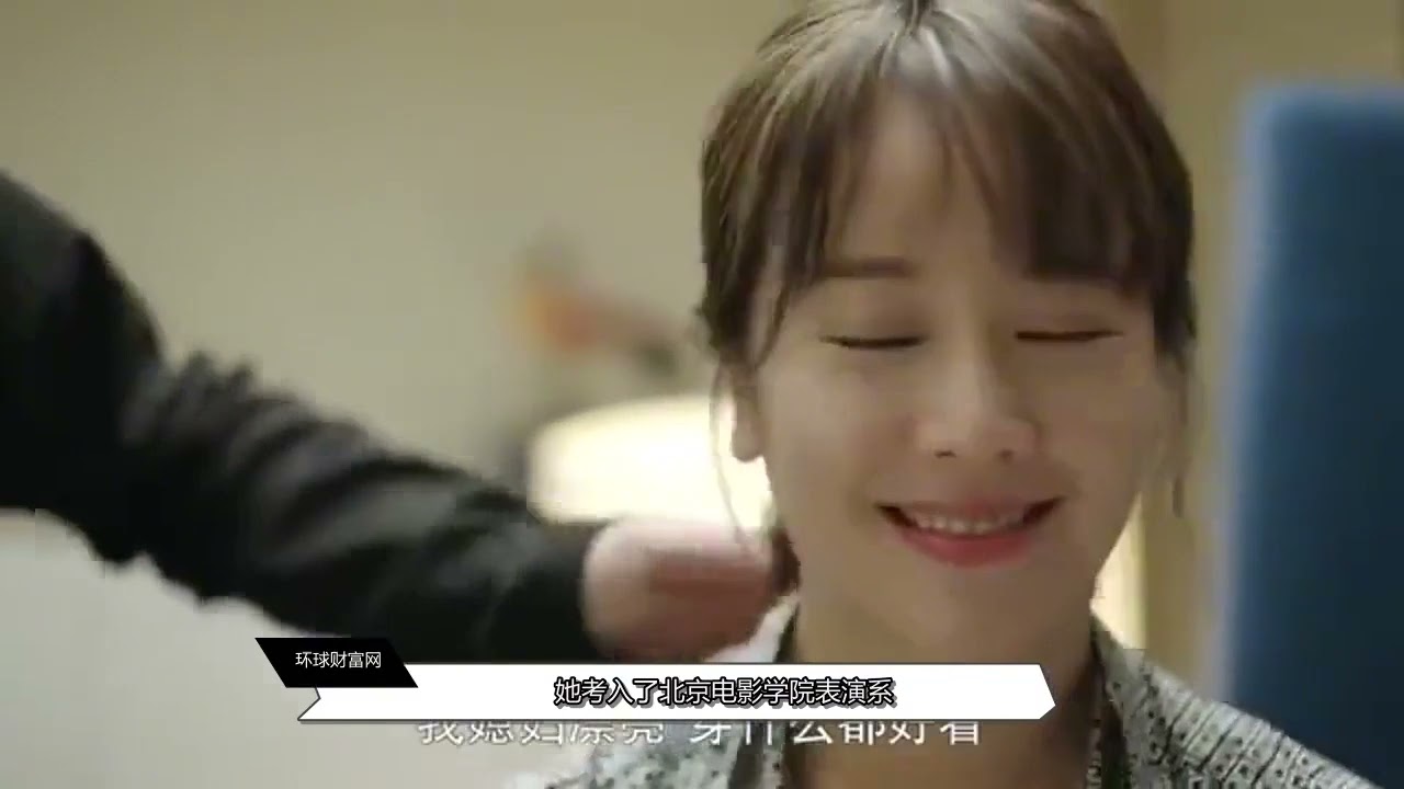 44岁左小青带女儿滑雪，大方晒素颜照，和富豪离婚后越来越美