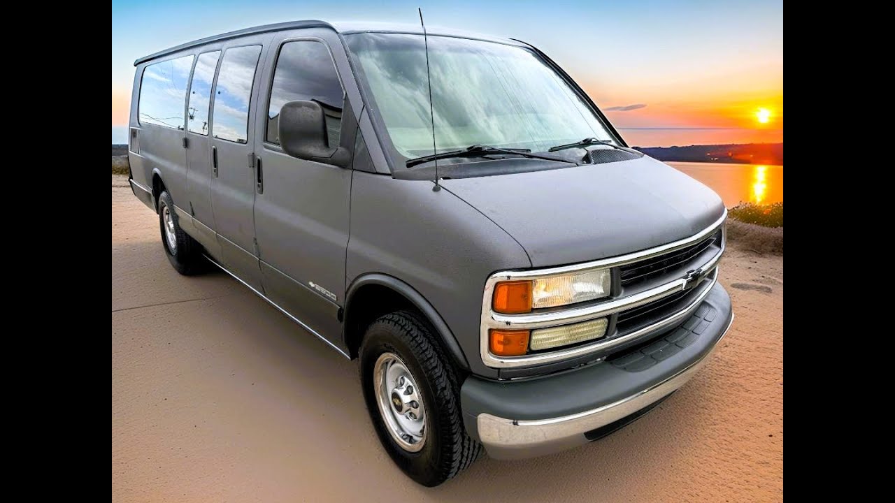 Chevrolet Express 2001 года выпуска! 15-местный фургон! Пробег 76 000 миль! Покрытие Rhino Lined!...
