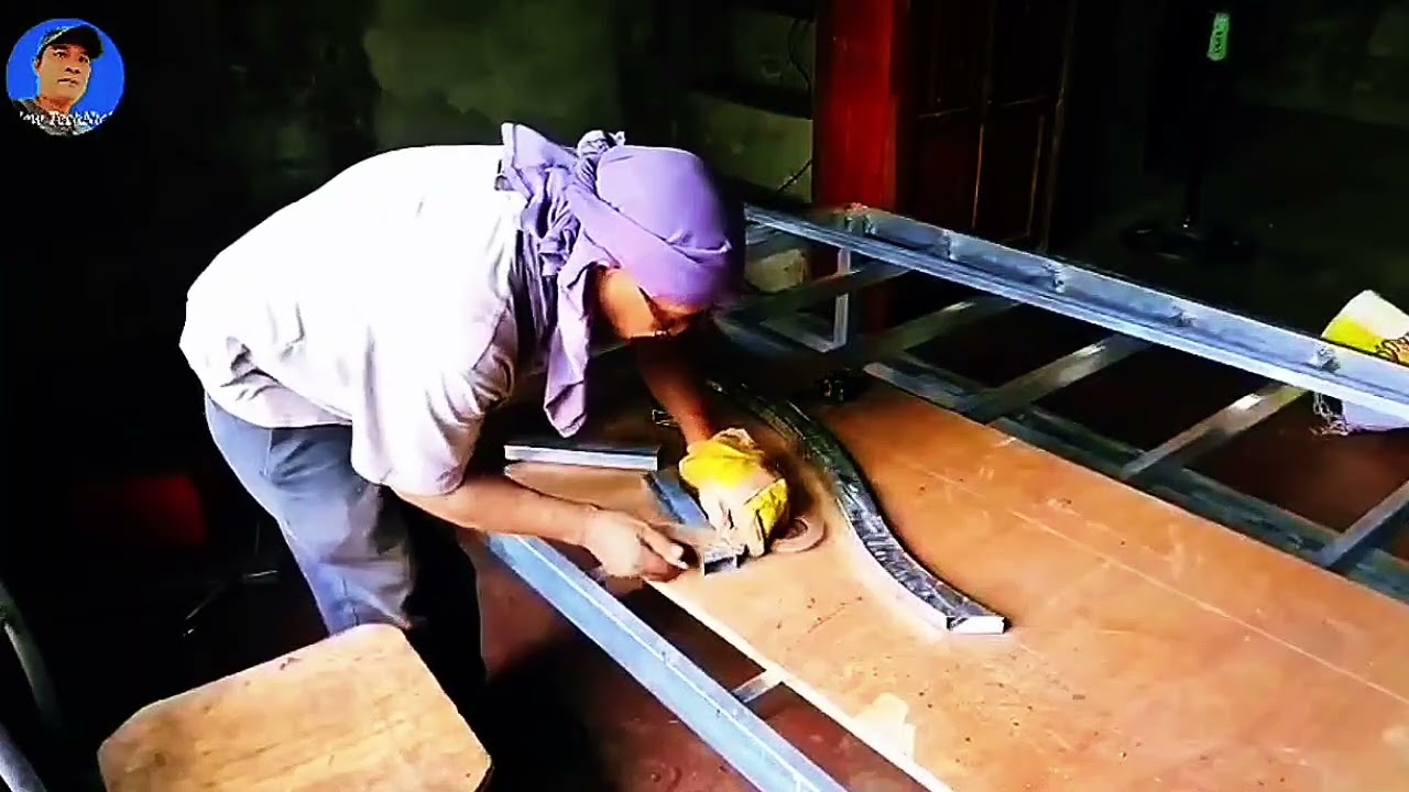 Простая, но прочная стальная конструкция кровати.