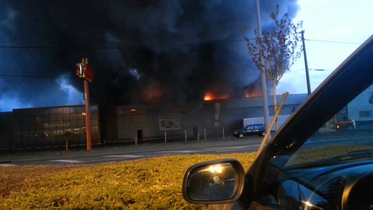 Incendie très impressionnant de Gifi et d'Atac à Fleury les Aubrais : 21/03/2014