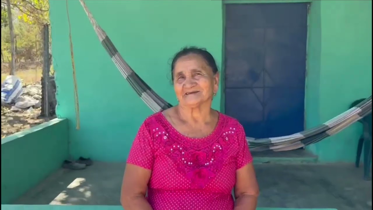 Mi tia mostrandome su horno de barro.