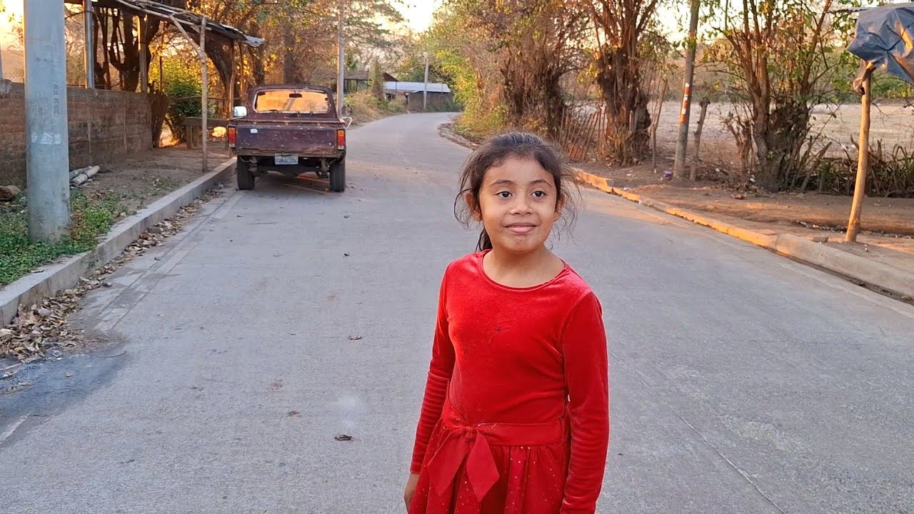 Esta niña ya esta practicando para cuando decida ser madre. 😱