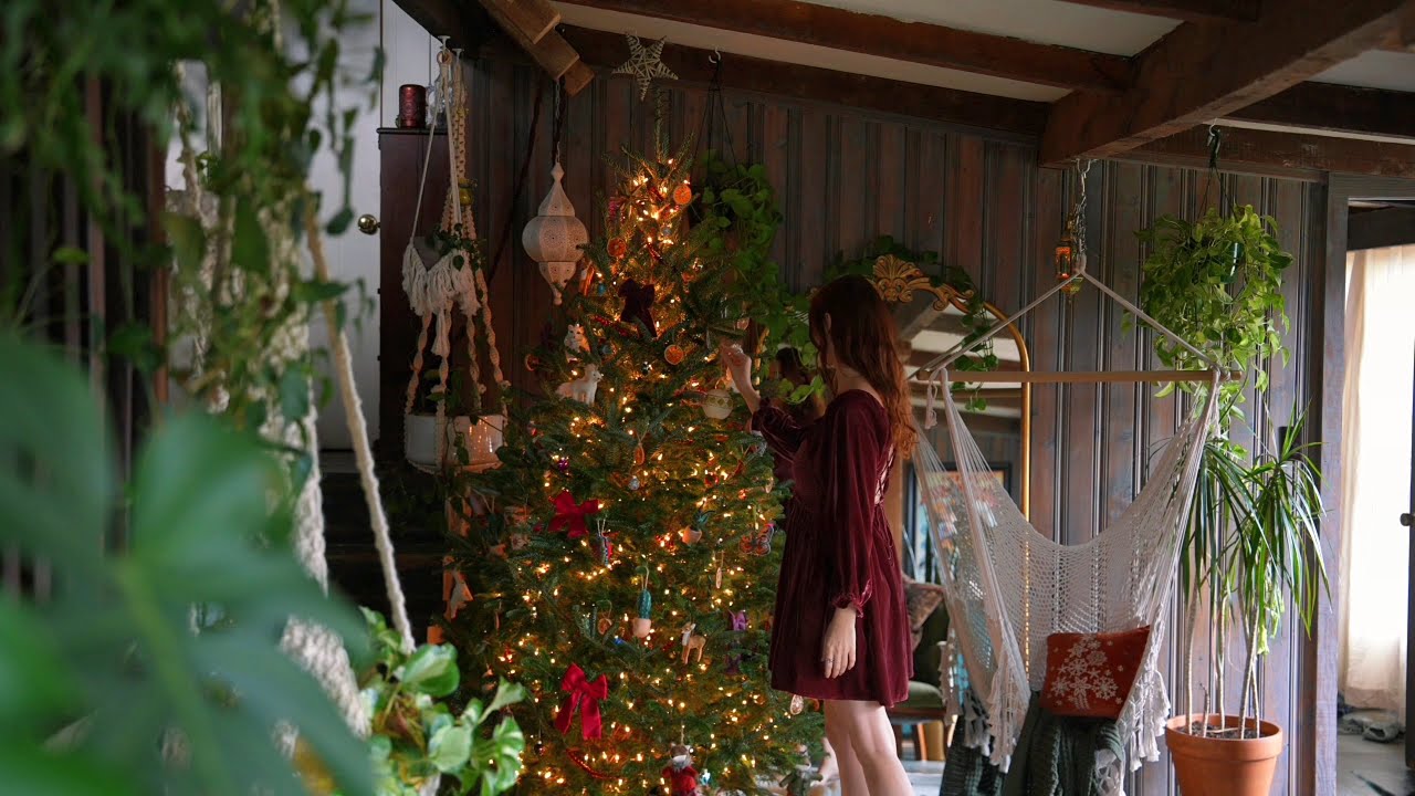 Decorating my witch's cottage for Yule🎄✨