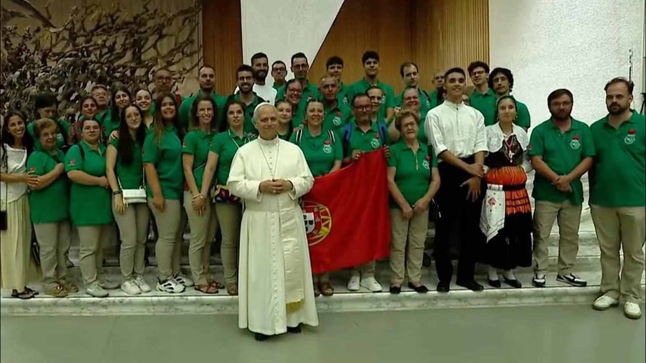 Grupo Folclórico de Barcelinhos encontra-se com Leão XIV. Papa saúda recém-nascidos
