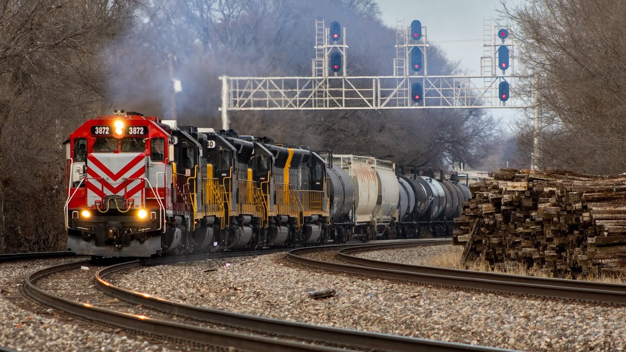 Jingle All the Way: 5 Unit Lashup on DREI 301 with a Wisconsin & Southern Leader! 