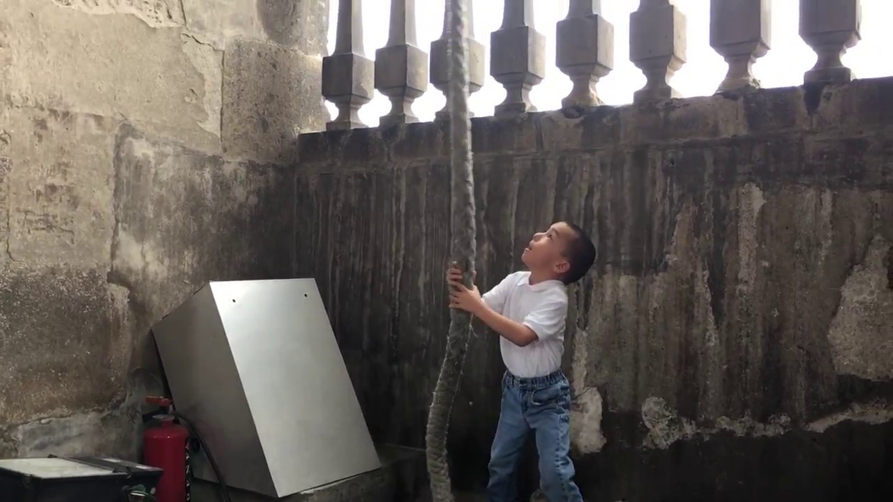 Mi hijo Mateo tratando de mover una campana de la Catedral de la Ciudad de México.