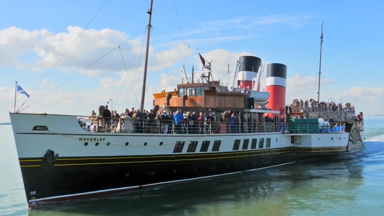 Paddle Steamer WAVERLEY arrives at SOUTHEND PIER