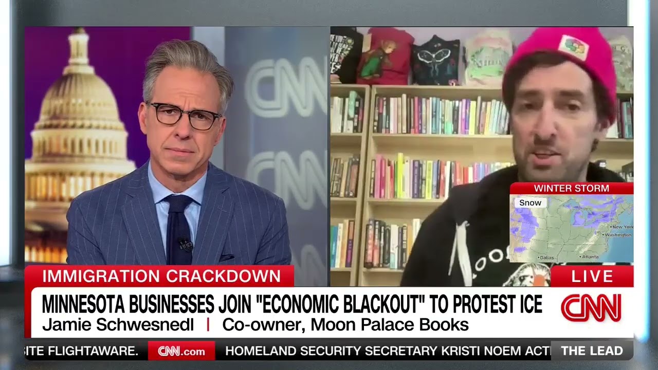 Ведущий CNN Джейк Таппер прервал разговор с владельцем книжного магазина после спора по поводу ег...