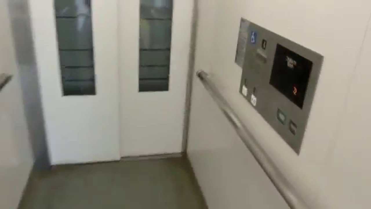 東武越生線 川角駅1番線ホームのエレベーター（三菱製）