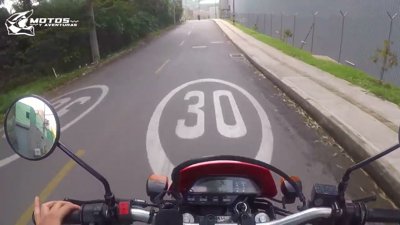 Manejar o arrancar moto en subida