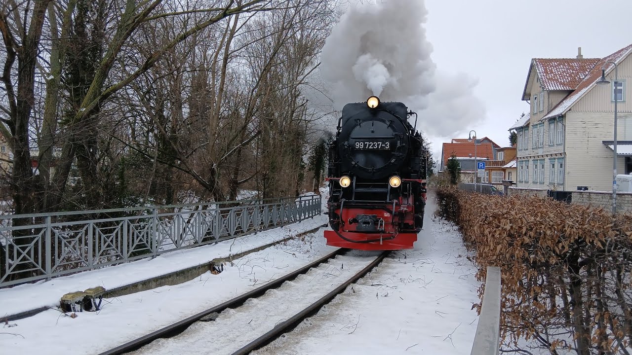 99 7237 dampft kraftvoll durch Wernigerode. Mit lauten Pfiffen durch die Westerntorkreuzung