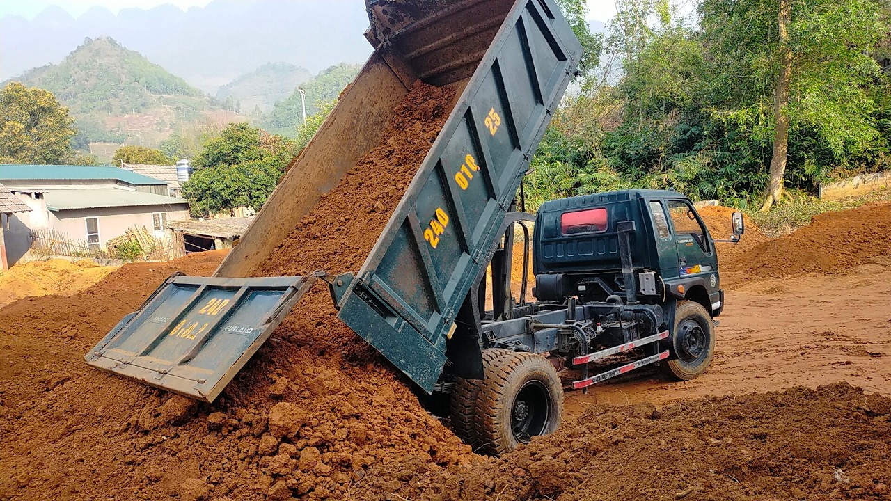 Xe Ôtô tải ben chở và đổ đất vs Máy xúc DEVELON DX55 KOBELCO SK120 múc đất VOLVO 55B cẩu cột điện