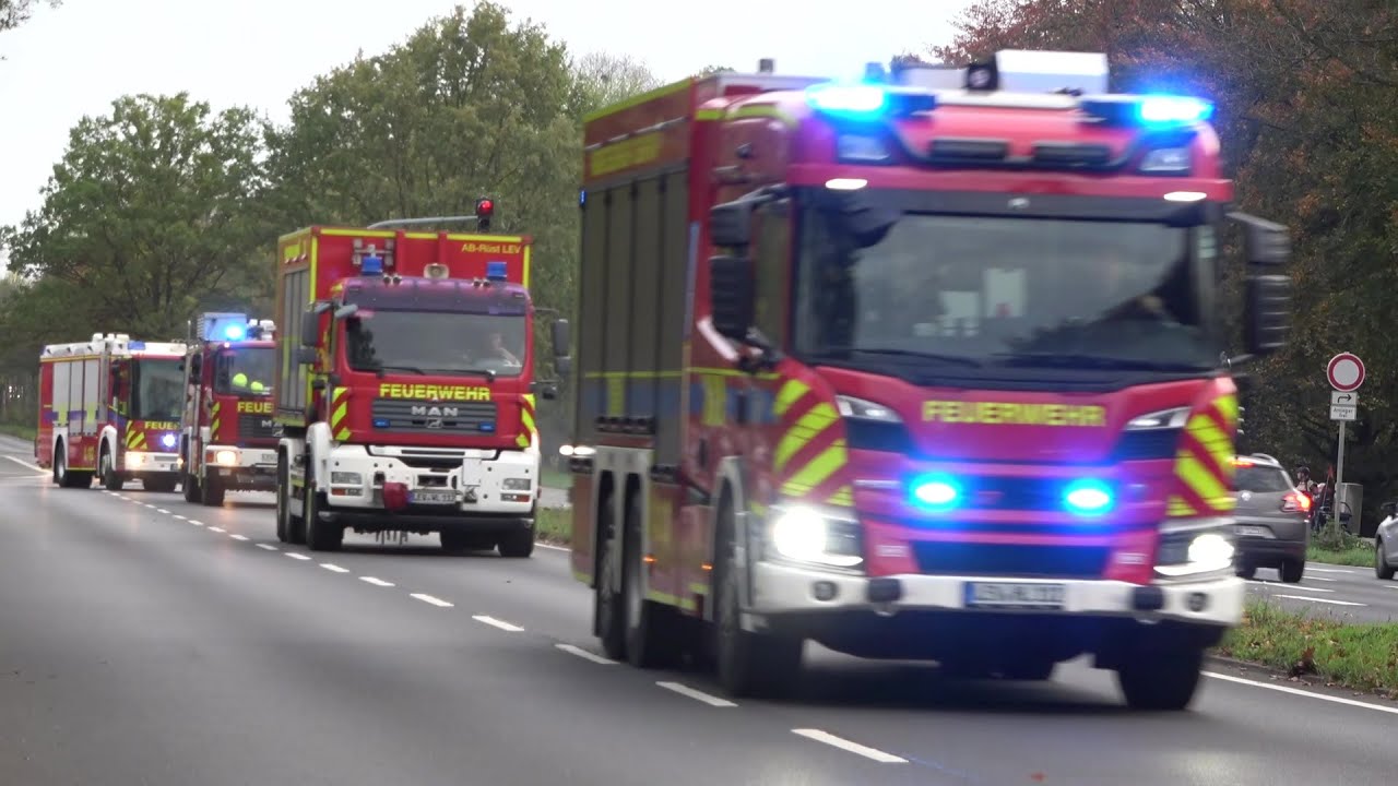 28 Einsatzfahrzeuge Werkfeuerwehr Chempark Leverkusen