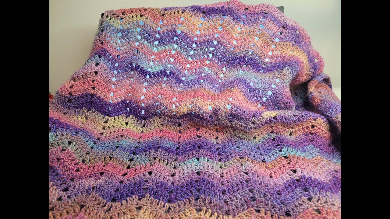 Простой плед, связанный крючком в один ряд. Используется только одна петля.