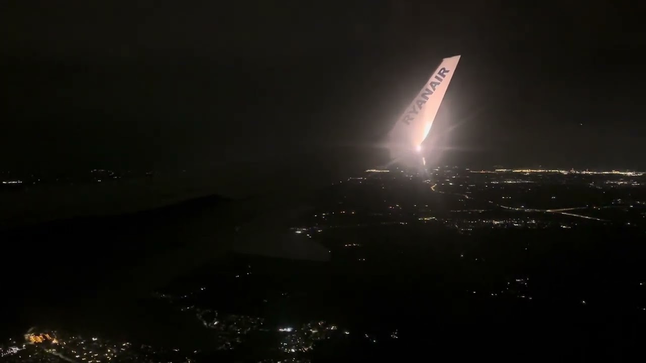 Ryanair B737-800 night landing in London Stansted (STN)