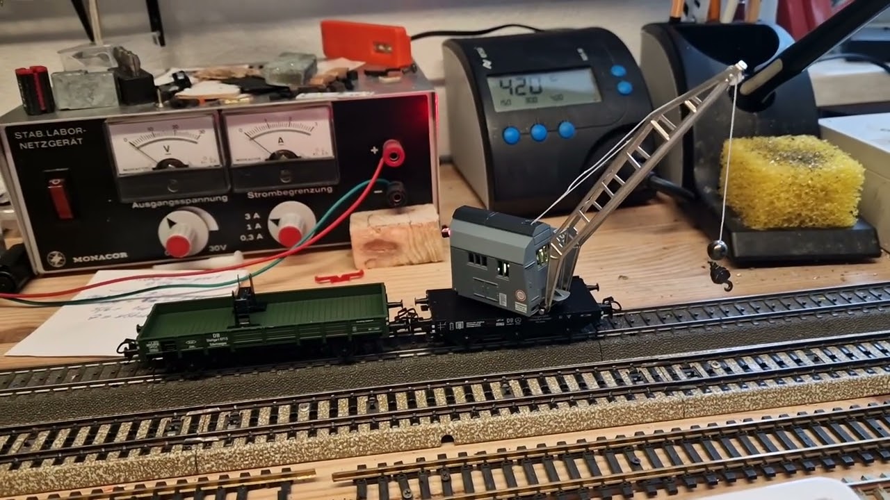 Ein Märklin Kran 46719 mit Innenbeleuchtung und 2 Schlussleuchten.